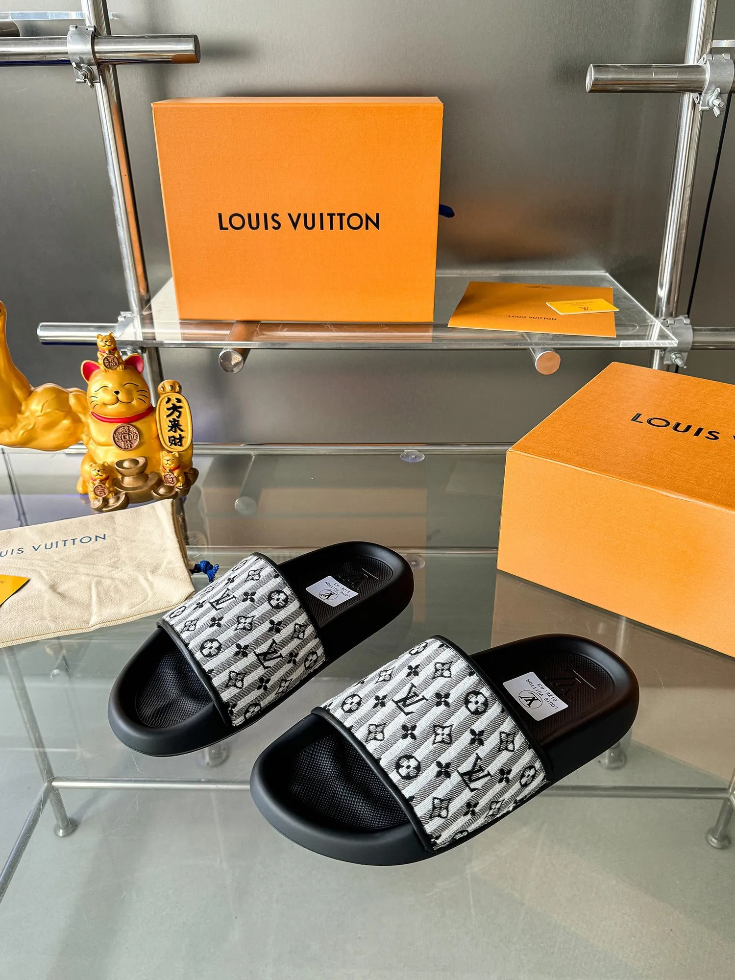 [L Home] P: 300💰 ▪️Shoe size: Women's 35-40 Men's 38-46▪️Packaging: Counter top quality~original packaging Louis Vuitton lv couple's monogram embossed slippers This season, Waterfront sandals return with a new look, and the upper buckle is embossed with Louis Vuitton's iconic Monogram pattern. Made of waterproof rubber with a comfortable and resilient insole. The lightweight, flexible outsole is embossed with the Louis Vuitton logo. Exquisitely packaged at the delivery counter 🛍📦 ▪️Fabric: Original molded rubber foam ▪️Sole: Original molded rubber foam outsole ▪️Sole thickness: 3CM.